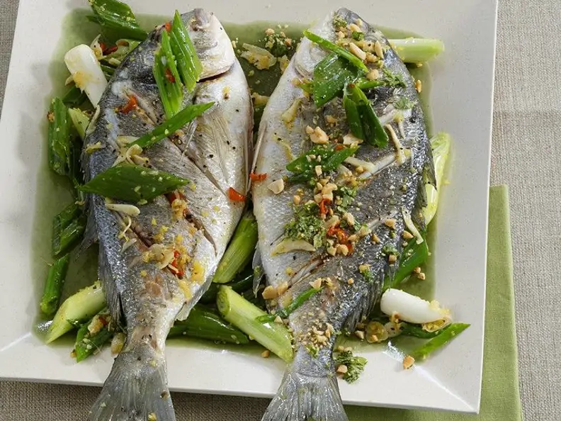 Dorade in scharfem Öl mit Nüssen und Frühlingszwiebeln