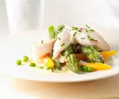 Gedünsteter Fisch mit Frühlingsgemüse