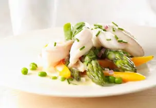 Gedünsteter Fisch mit Frühlingsgemüse