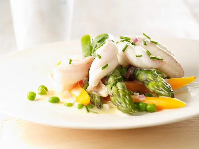 Gedünsteter Fisch mit Frühlingsgemüse