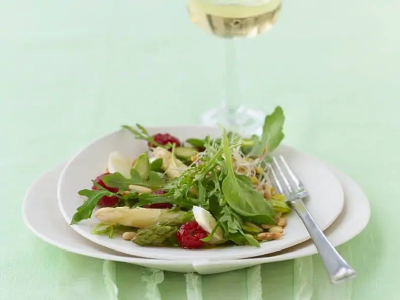 Salat vom Spargel mit Nuss-Holler-Vinaigrette