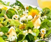 Salat mit Spargel, Ei und essbaren Blüten