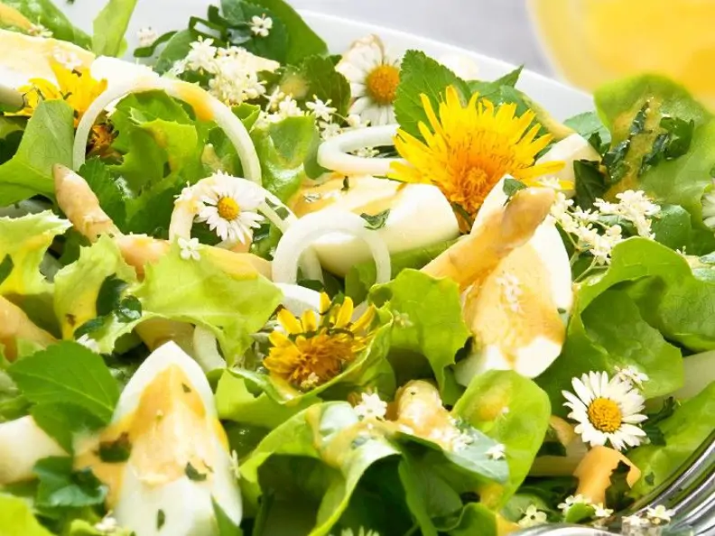Salat mit Spargel, Ei und essbaren Blüten