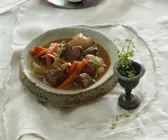 Zwiebelgulsch mit Basamico-Honig-Soße