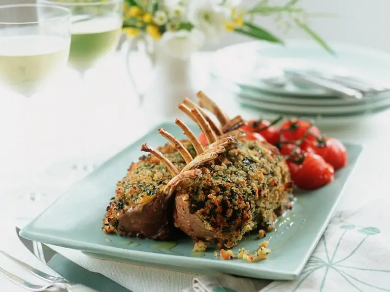 Lammbraten mit Knoblauch-Kräuter-Kruste