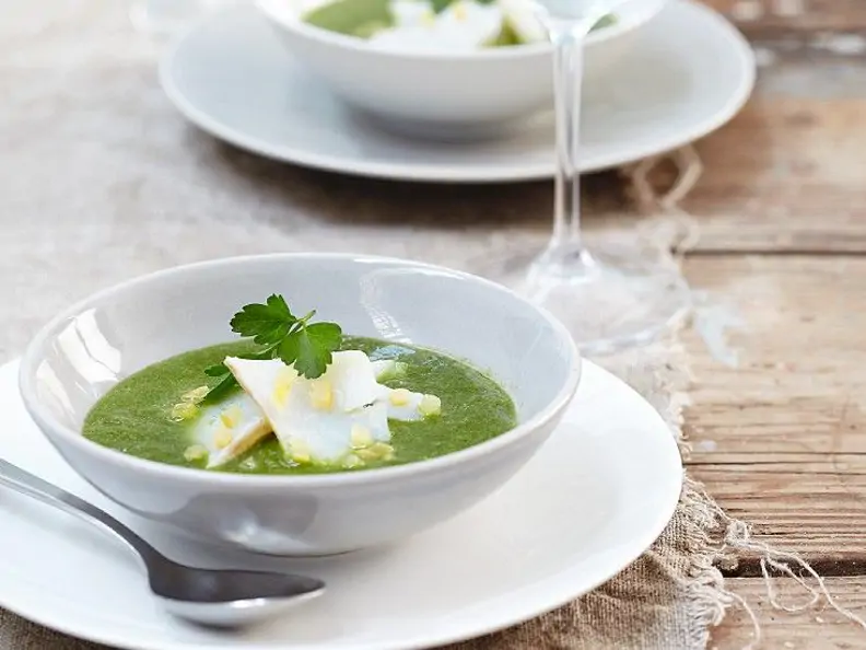 Petersiliensuppe mit Fisch