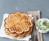 Waffeln mit Karotten, Kräuter und Käse