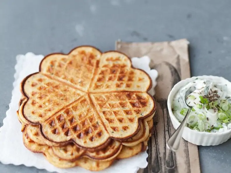 Waffeln mit Karotten, Kräuter und Käse