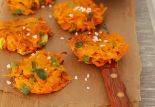 Möhrenpuffer mit Joghurt-Dip