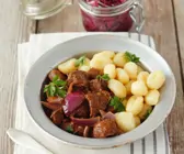 Gulasch vom Rind mit Zwiebeln und Gnocchi