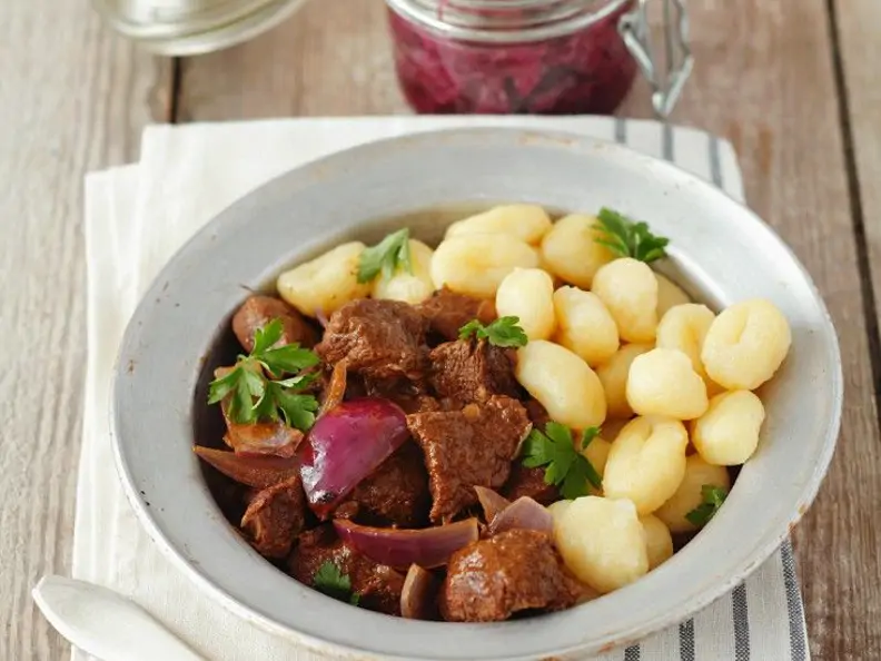 Gulasch vom Rind mit Zwiebeln und Gnocchi