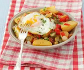 Bratkartoffeln mit Paprika, Speck und Ei