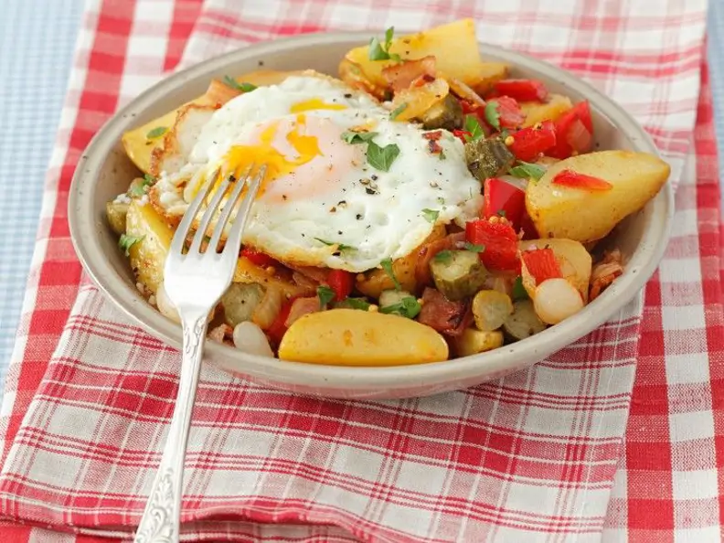 Bratkartoffeln mit Paprika, Speck und Ei