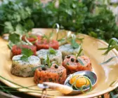 Tartar von verschiedenen Fischen, Ei und Käsesauce