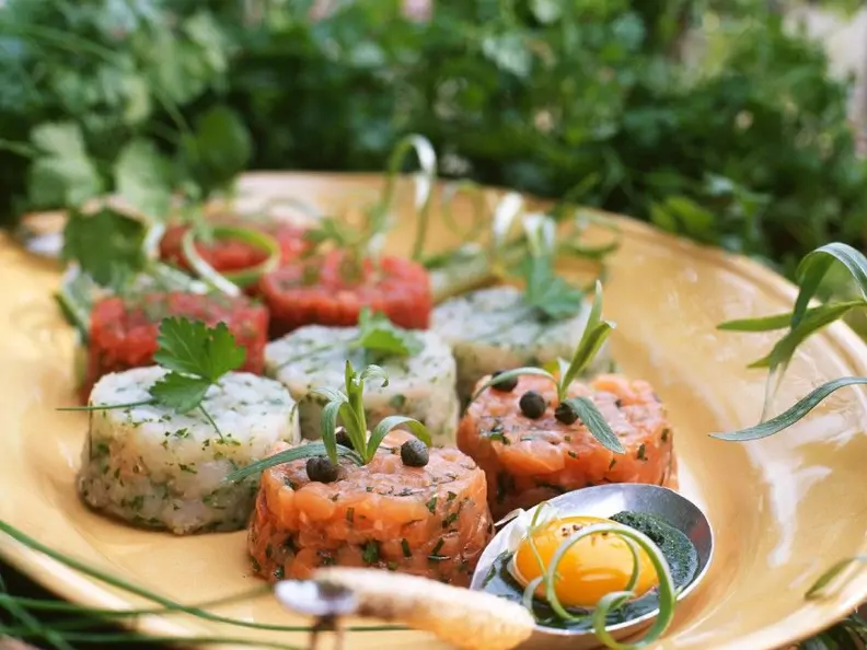 Tartar von verschiedenen Fischen, Ei und Käsesauce