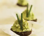 Pumpernickel mit Avocadomousse