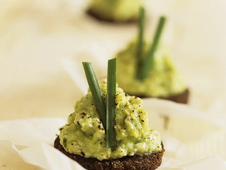 Pumpernickel mit Avocadomousse