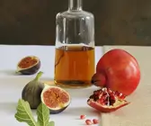 Schnaps aus Feigen und Granatapfel