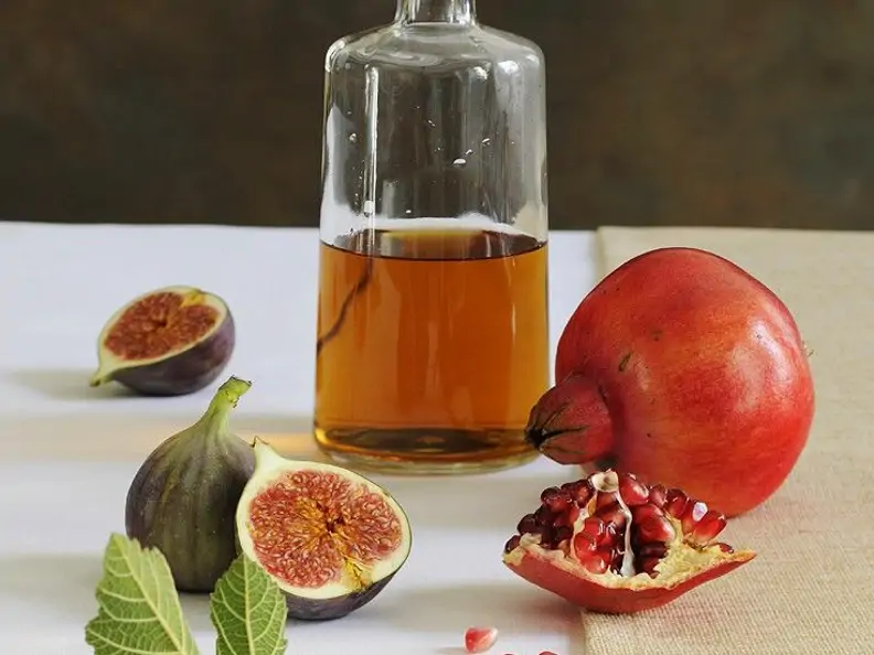 Schnaps aus Feigen und Granatapfel