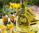 Schnaps mit Melisse