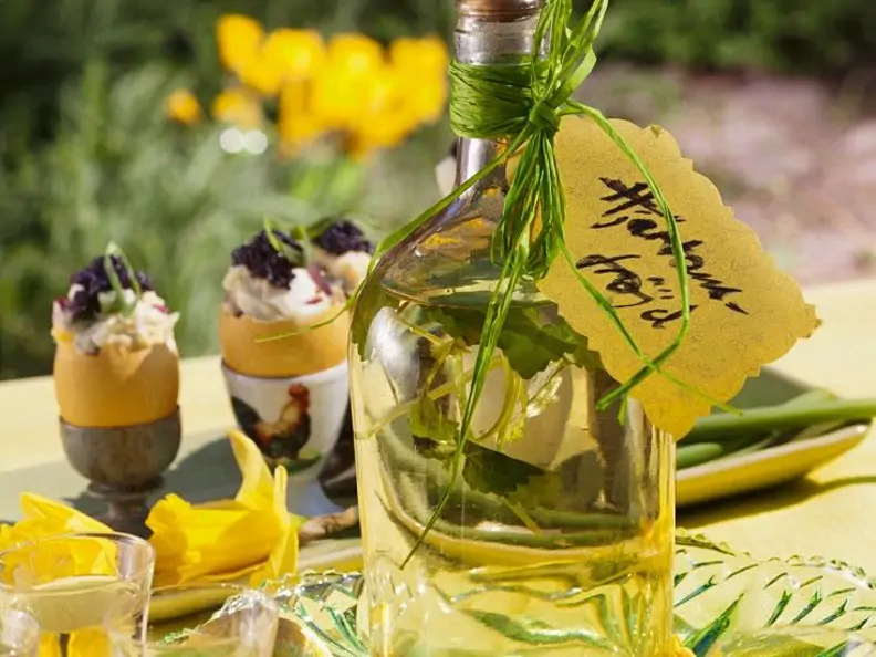 Schnaps mit Melisse