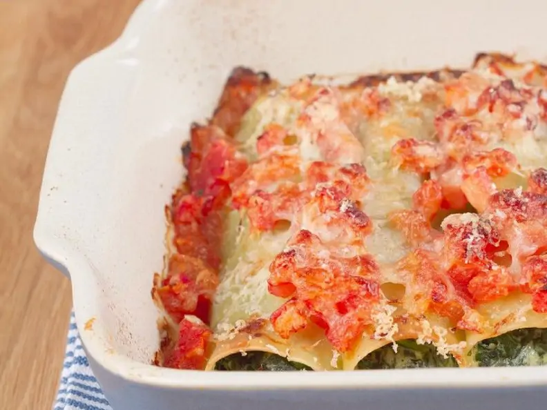 Selbst gemachte Cannelloni mit Ricotta-Spinat-Füllung