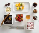 Schokofondue mit Marshmallows und Obst