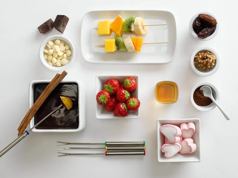 Schokofondue mit Marshmallows und Obst