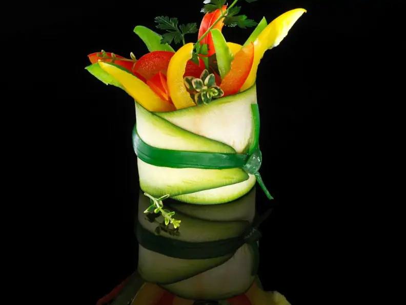Mit Paprika gefüllte Zucchini
