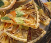 Möhrentarte mit Lauch und Pinienkernen
