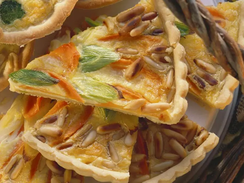 Möhrentarte mit Lauch und Pinienkernen