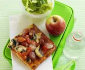 Pizza mit Tomaten, Chorizo und Champignons