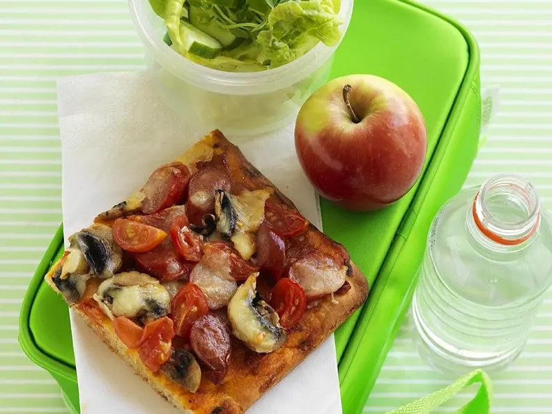 Pizza mit Tomaten, Chorizo und Champignons