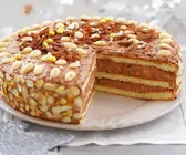 Weihnachtliche Torte mit Nüssen
