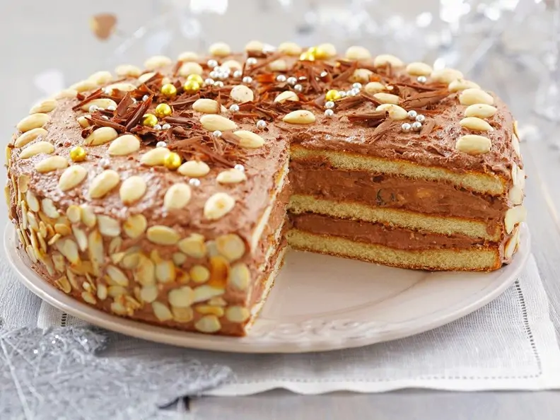 Weihnachtliche Torte mit Nüssen