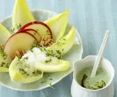 Salat mit zweierlei Dressings