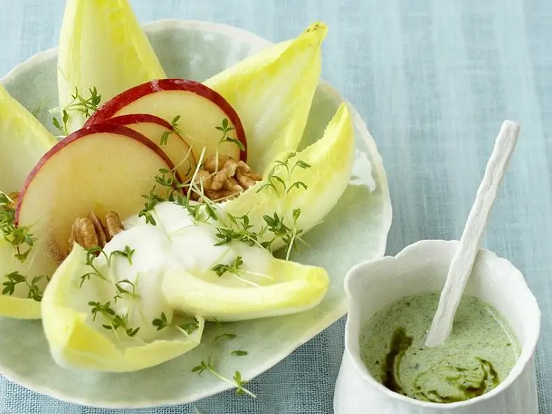 Salat mit zweierlei Dressings