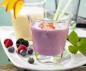 Pfirsich- und Beerenshake
