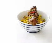 Kebab vom Lamm mit fruchtiger Salat