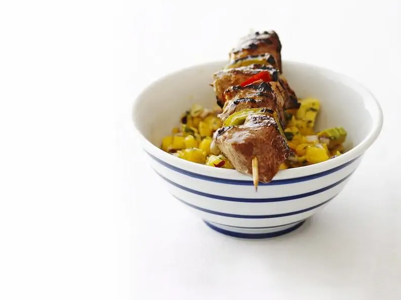 Kebab vom Lamm mit fruchtiger Salat