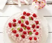 Biskuitherz mit Himbeeren