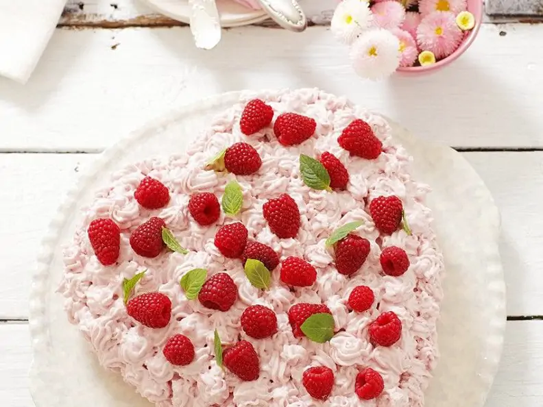 Biskuitherz mit Himbeeren