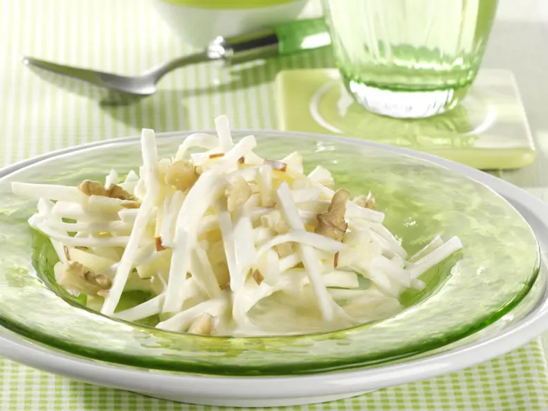 Selleriesalat mit Mayonnaise und Apfel