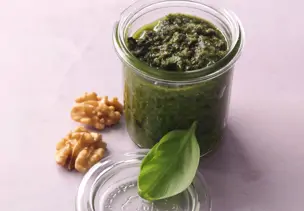 Selbstgemachtes Basilikum-Walnuss-Pesto