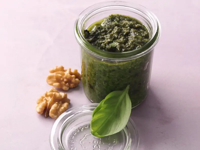 Selbstgemachtes Basilikum-Walnuss-Pesto
