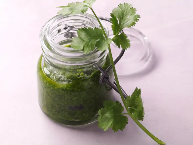 Selbstgemachtes Koriander-Sesam-Pesto