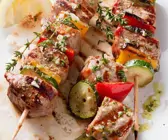 Fleischspieße mit Gemüse vom Grill