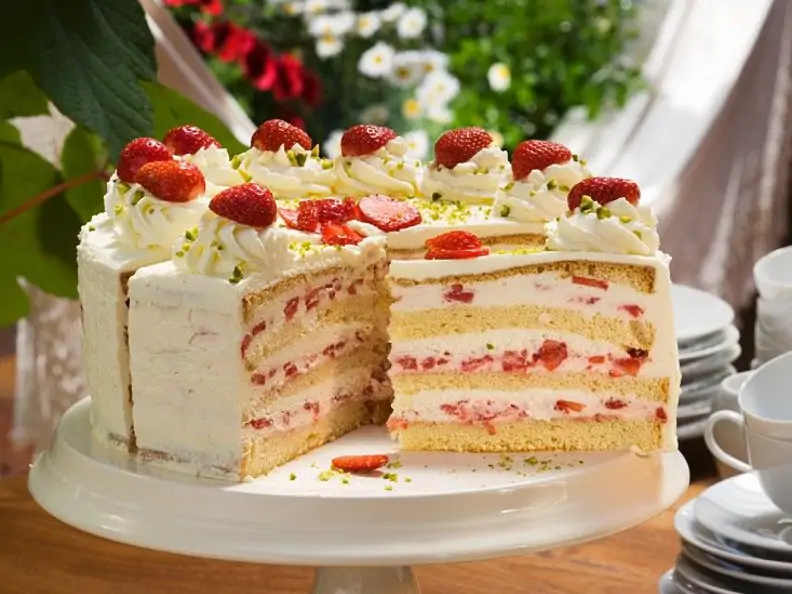 Sahne-Beeren-Torte
