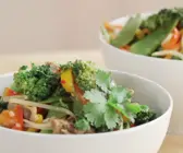 Gemüse aus dem Wok zubereiten