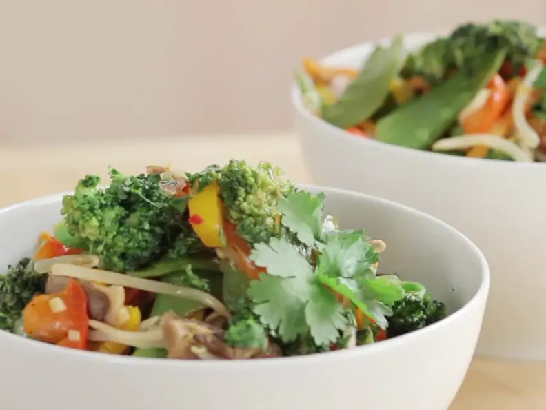 Gemüse aus dem Wok zubereiten